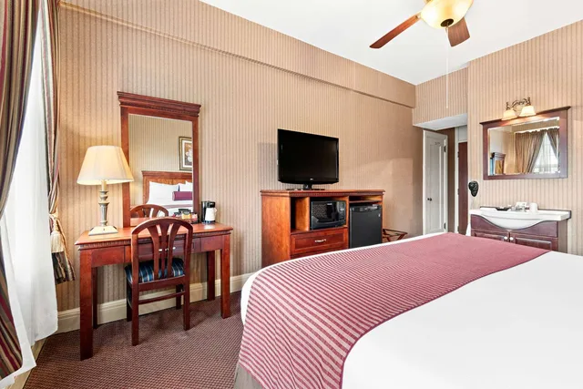 Suite, King Bed, Sofa, Living Area, Genetti Hotel SureStay Collection By Best Western 4/5