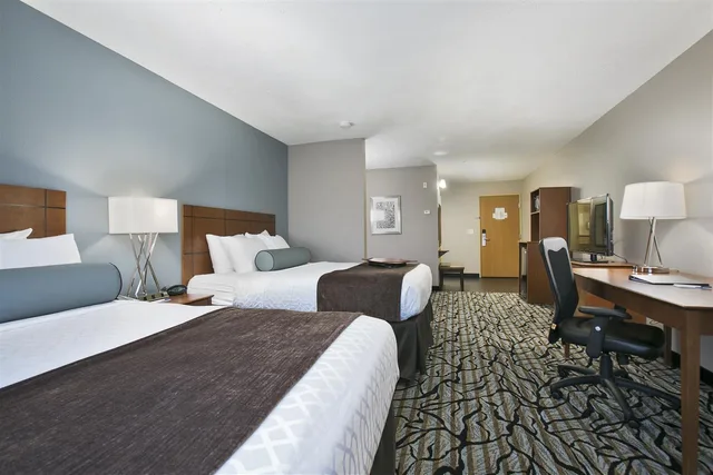 Suite, 2 Queen Beds, Sofa, Best Western Plus Blaine At The National Sports Center 5/8