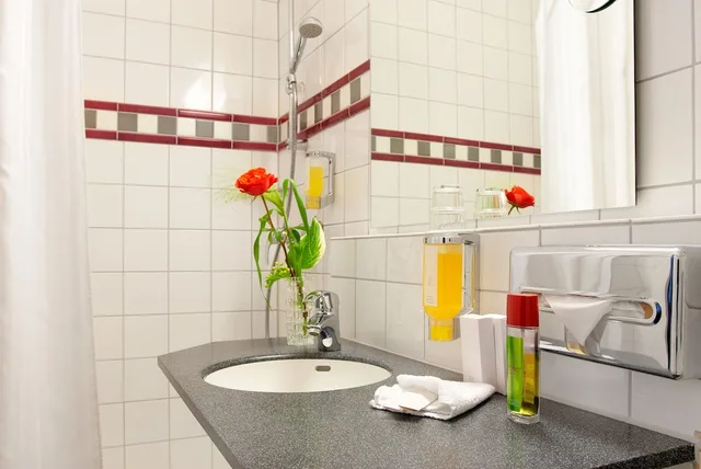 غرفة ثلاثية بسريرين منفصلين مع أريكة، Favored Hotel Domicil Frankfurt 1/1