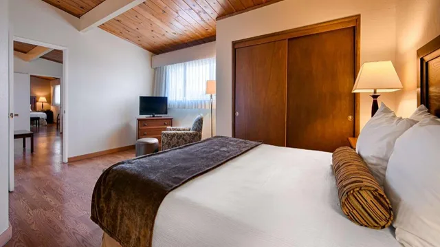 3 Rooms, Cottage, 1 King and 2 Queen Beds, Living Area, Kitchen، Best Western Vista Manor Lodge 2/4