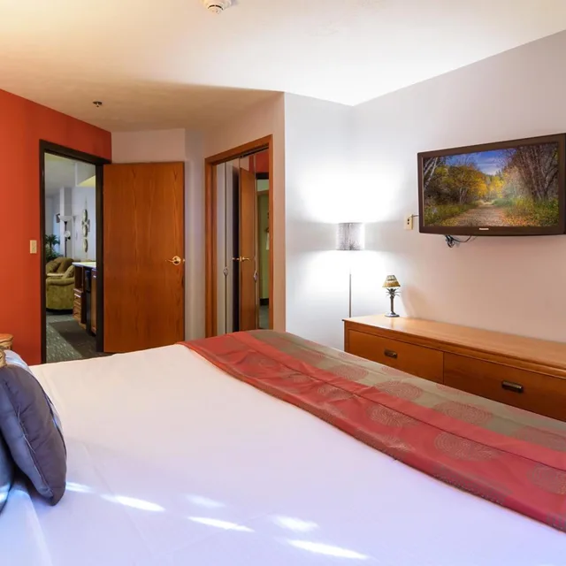 جناح بغرفتي نوم، Ramada by Wyndham Sioux Falls Airport-Waterpark & Event Ctr 9/10
