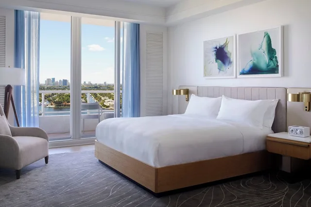 غرفة كلوب بسرير كينج بإطلالة مع أريكة، The Ritz Carlton Fort Lauderdale 2/4