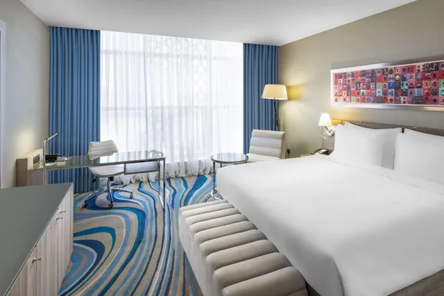 غرفة تنفيذية بسرير كوين مع دخول الصالة، فندق راديسون بلو جدة كورنيش(RADISSON BLU HOTEL, JEDDAH CORNICHE) 2/4