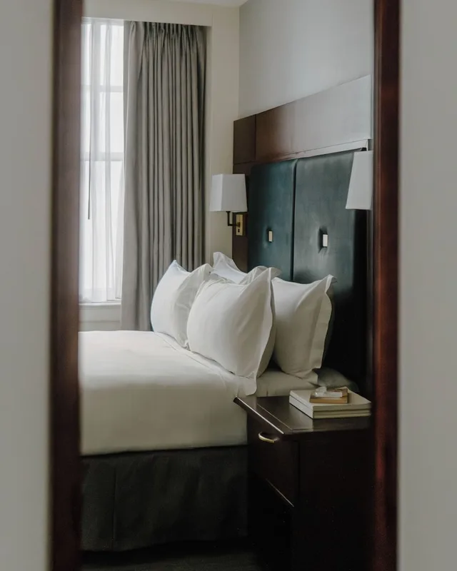 غرفة بسرير كوين، Club Quarters Hotel Downton Houston 2/3