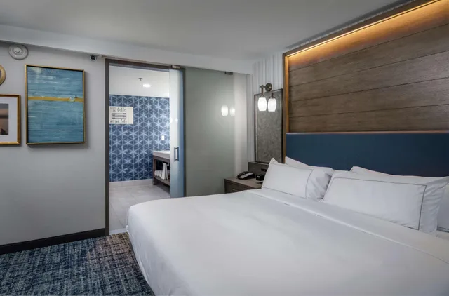 جناح استوديو بسرير كينج بشرفة في الطابق الأرضي، Doubletree By Hilton Hot Springs Ar 1/2