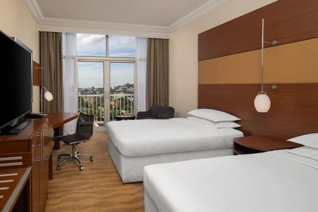 غرفة ديلوكس بسريرين منفصلين بشرفة، Sheraton Kampala 1/10