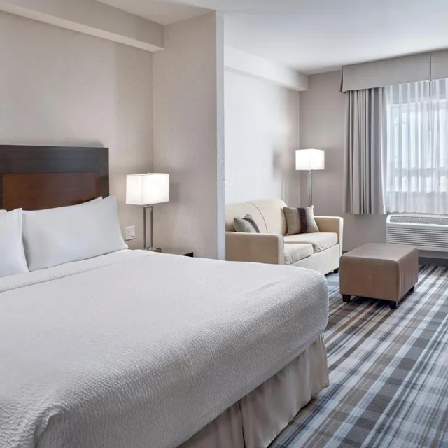 غرفة قياسية بسرير كينج مع أريكة، Fairfield Inn & Suites by Marriott Airdrie 2/10