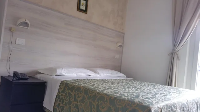 غرفة ثلاثية، Canasta 1/5