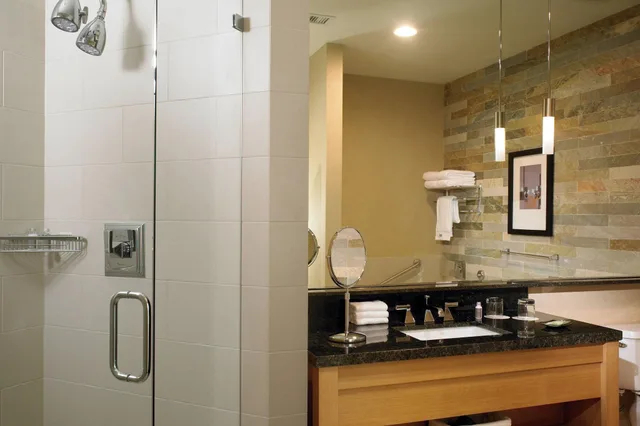 غرفة بسرير مزدوج لذوي الإعاقة، The Westin Verasa Napa 2/5