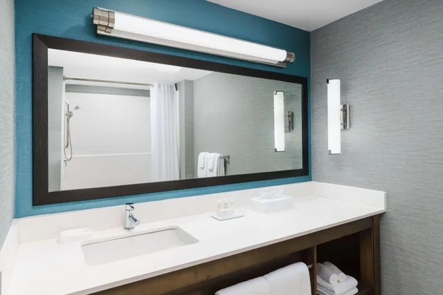 جناح استوديو بسرير كينج بإطلالة على المدينة بشرفة، Homewood Suites by Hilton Myrtle Beach Oceanfront 2/2