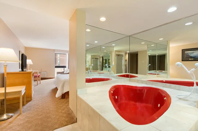 غرفة قياسية بسرير كينج بجاكوزي، Days Inn By Wyndham Niagara Falls Near The Falls 6/10