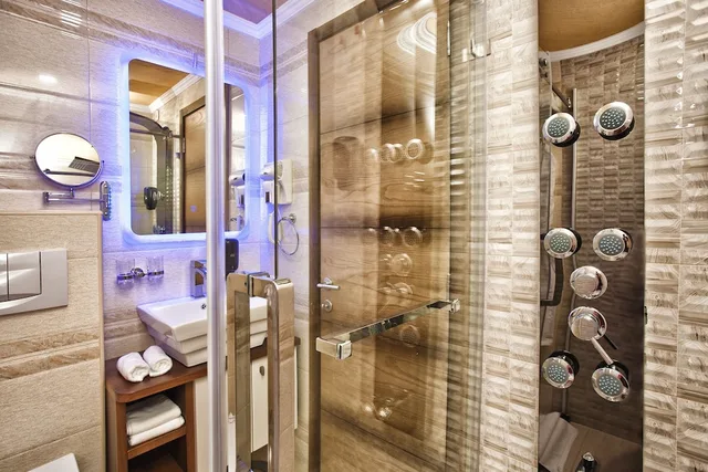 جناح بسرير كوين بشرفة مع أريكة، Hotel ACD Wellness and Spa 1/2