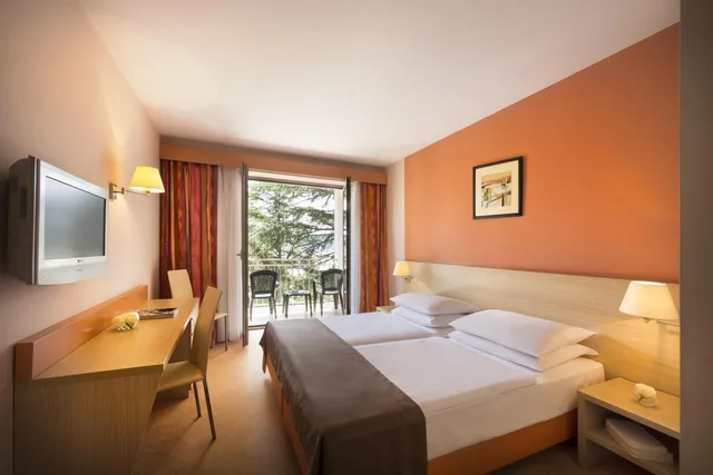 غرفة كومفورت بسريرين منفصلين بإطلالة على المتنزه بشرفة، Remisens Hotel Lucija 3/6