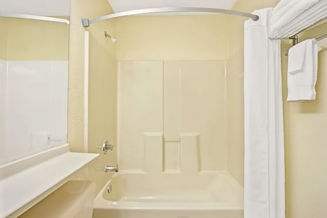 غرفة قياسية بسرير كوين، Microtel Inn And Suites Memphi 7/7