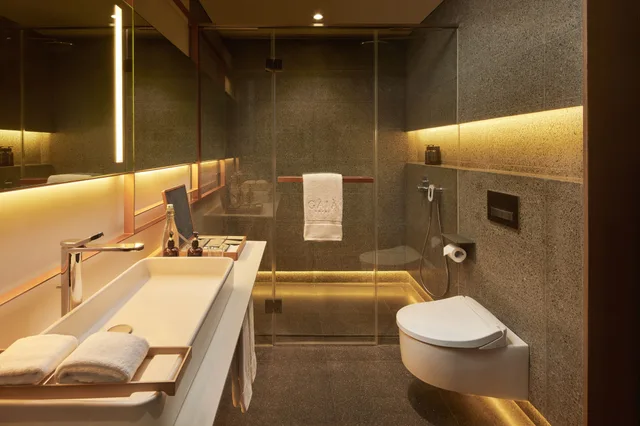 غرفة كلوب بسرير كينج بإطلالة على الحديقة بشرفة، The Gaia Hotel Bandung 2/4