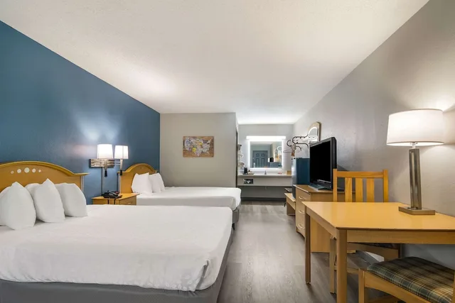 غرفة قياسية بسريرين كوين في طابق مرتفع، Econo Lodge Branson Theater District 3/3