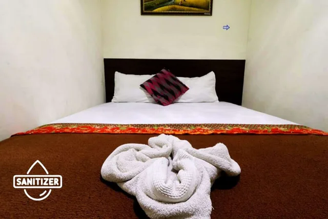 Standard, Double Bed, Shared Bathroom, Bantal Guling Pasar Baru Bandung 2/3