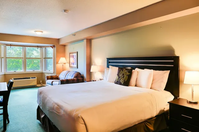 غرفة قياسية بسرير كينج مع أريكة، The Valley Inn, an Ascend Collection Hotel 3/6