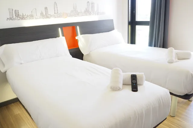 غرفة بسريرين منفصلين بإطلالة، easyHotel Barcelona Fira 1/2