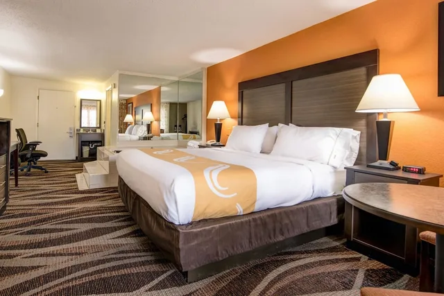غرفة بسرير كينج بإطلالة على الجبل بشرفة، Quality Inn Creekside - Downtown Gatlinburg 9/10