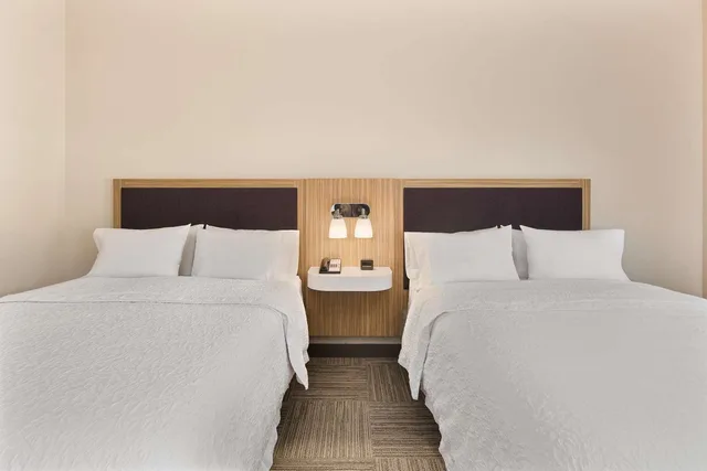 غرفة بسرير كوين بحوض استحمام، Hampton Inn Lagrange near Callaway Gardens 2/3