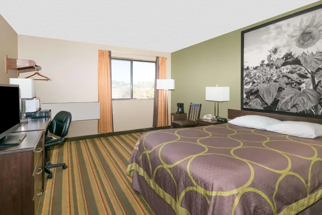 غرفة بسرير كوين للمدخنين لذوي الإعاقة، Super 8 By Wyndham Topeka/Wanamaker Rd/I-70 1/1