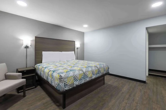 1 Queen Bed - Smoking, Micfridge، Motel6 Hickory, NC 2/6