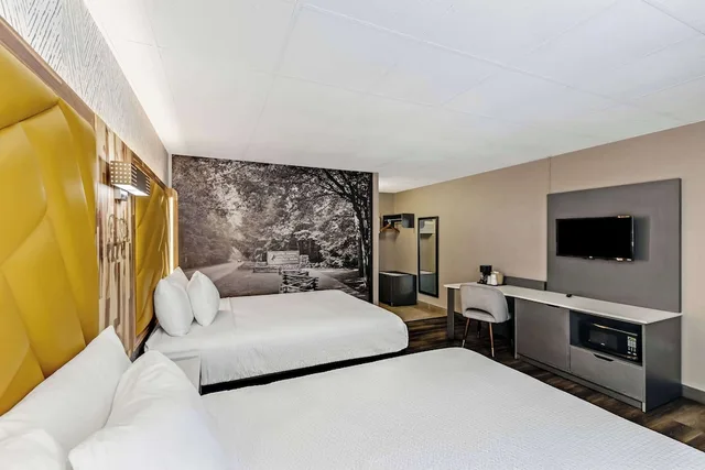 غرفة بسريرين كوين يُسمح فيها بالحيوانات الأليفة، The Wander Hotel, a Ramada by Wyndham 2/7
