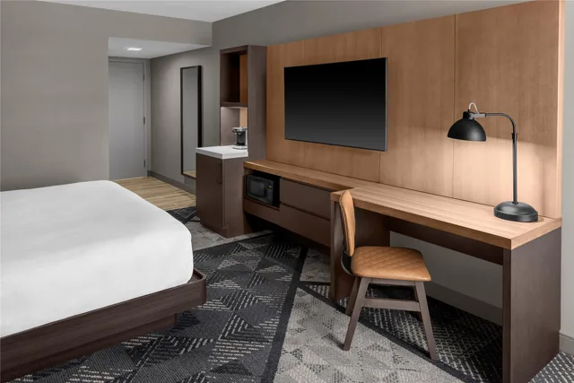 Junior Suite, DoubleTree by Hilton Dayton Fairborn 3/7