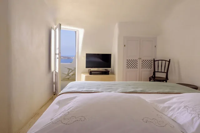 Suite, 1 Single and 2 Double Beds, Caldera View, Sofa، Fanari Villas 4/10
