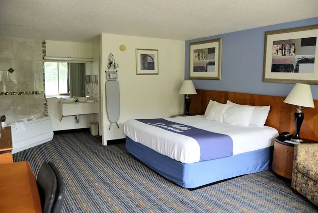 Upgrade, King Bed, Hot Tub، Days Inn by Wyndham Luray Shenandoah 1/10