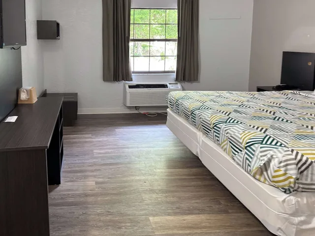 غرفة قياسية بسرير كينج، Studio6 Tallahassee, FL – North Monroe 1/6