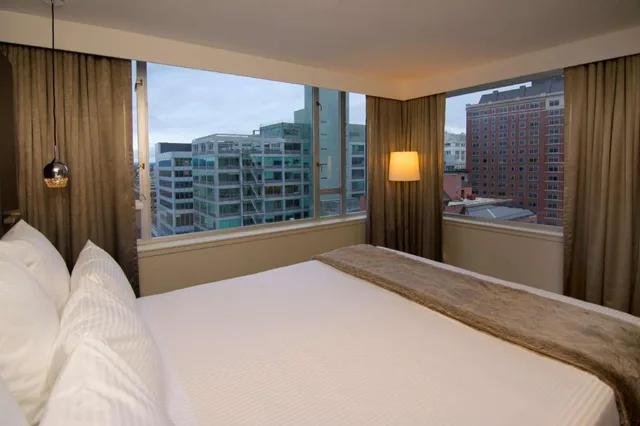 بنتهاوس ركني بسرير كينج مع أريكة في الطابق العلوي، The Benson Portland, Curio Collection by Hilton 1/2