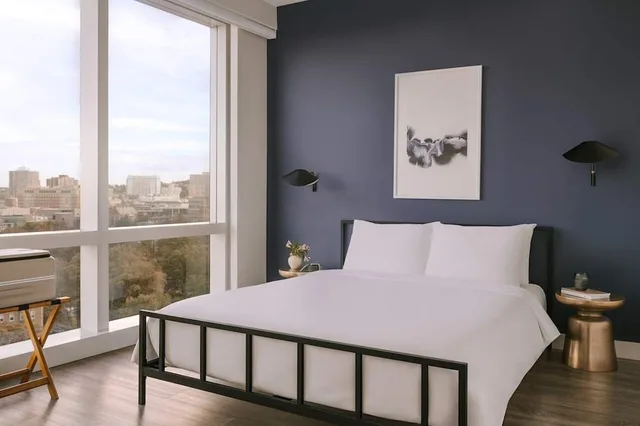 غرفة بسرير كينج وسرير كوين بغرفتي نوم، Sonder Pierce Boston Apartments Fenway 1/3