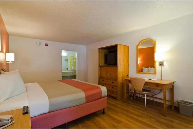 Room, King Bed, Motel6 Fort Stockton, TX 2/7