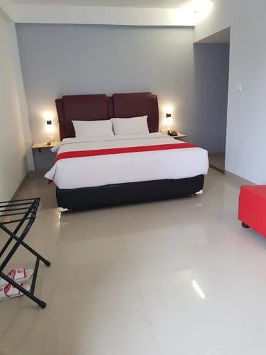 جناح جونيور، MJ s Hotel 1/2