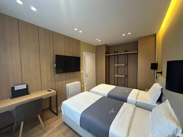 جناح عائلي بأربعة أسرّة بإطلالة على الجبل مع أريكة، Mulaj Hotel Tirana 2/3