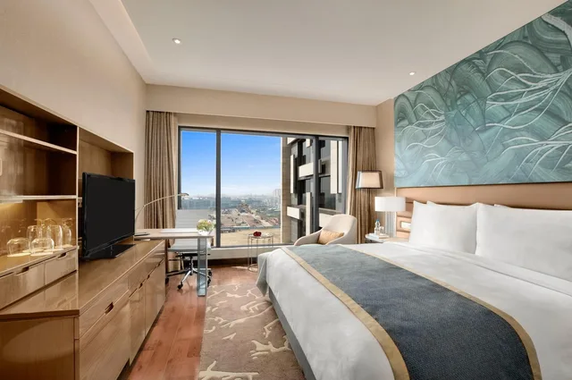 غرفة كلوب بشرفة، The Leela Ambience Convention Hotel Delhi 1/3
