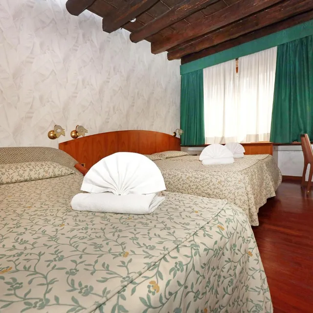 غرفة ثلاثية، Hotel Corot 6/10