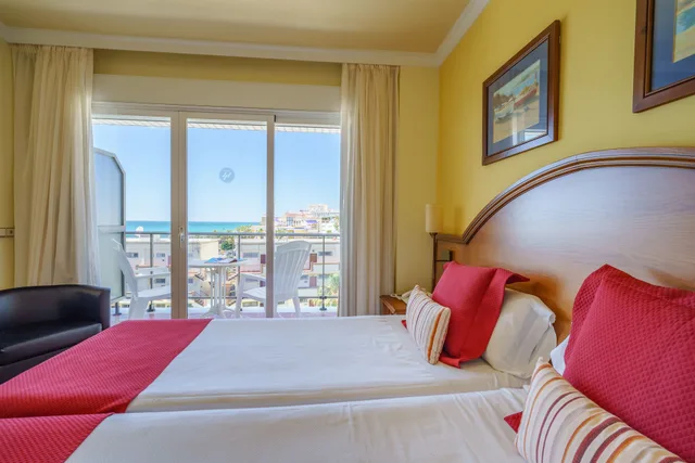 غرفة بسريرين منفصلين بشرفة بإطلالة جزئية على البحر، Hotel Isabel 2/5
