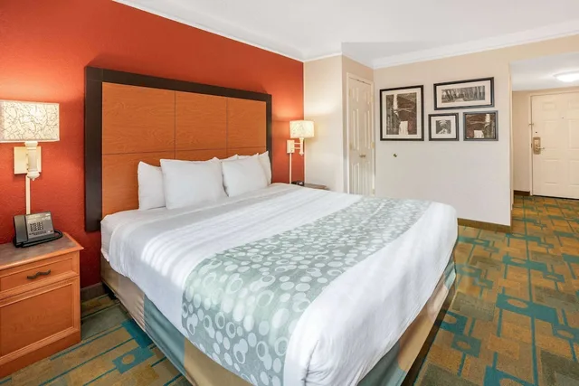 Room, King Bed, Accessible, La Quinta Inn & Suites by Wyndham Seattle Sea-Tac Airport 4/10