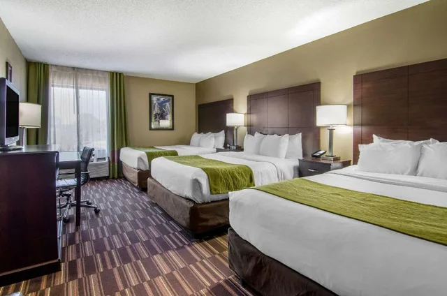 Upgrade, 3 Queen Beds، Comfort Inn & Suites Kansas City - Northeast 2/9