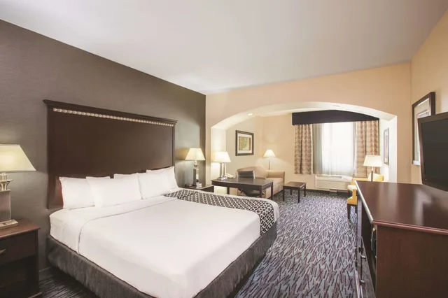 غرفة تنفيذية بسرير كينج، La Quinta Inn & Suites by Wyndham Allen at The Village 4/9