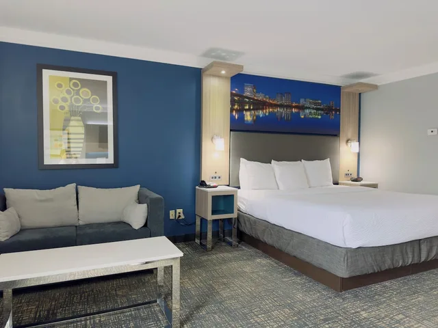 غرفة قياسية بسرير كينج مع أريكة بمطبخ، Best Western Plus Glen Allen Inn 3/8