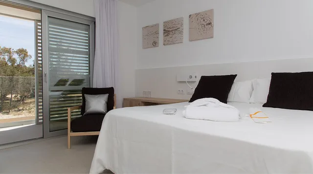 غرفة قياسية بسريرين منفصلين بشرفة، HOTEL CALA SAONA & SPA 2/8