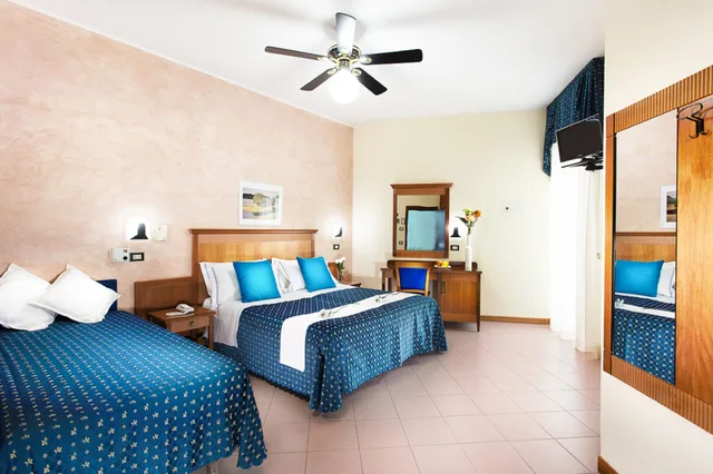 غرفة ثلاثية بسرير مزدوج وسرير فردي بشرفة، Hotel Verona 1/9