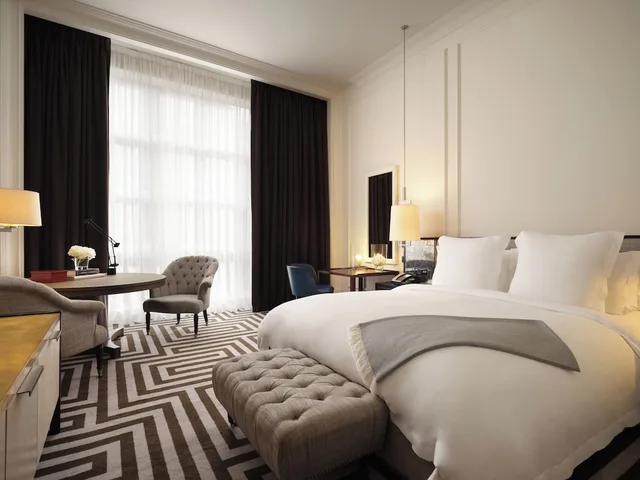 Grand, Premier, King Bed, Rosewood London 1/6