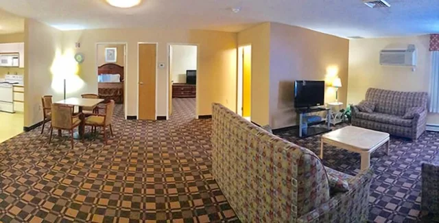جناح بسرير كينج وسريرين كوين بغرفتي نوم مع أريكة بمطبخ، Cabot Inn and Suites 1/1