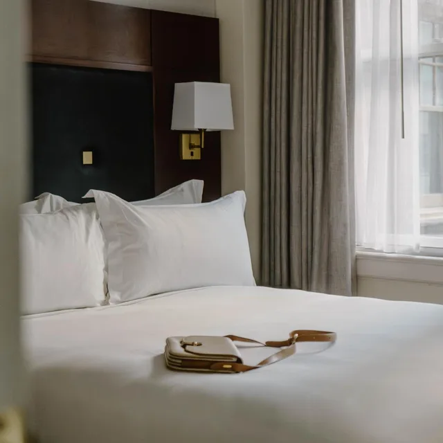 غرفة بسرير كينج، Club Quarters Hotel Downton Houston 2/6