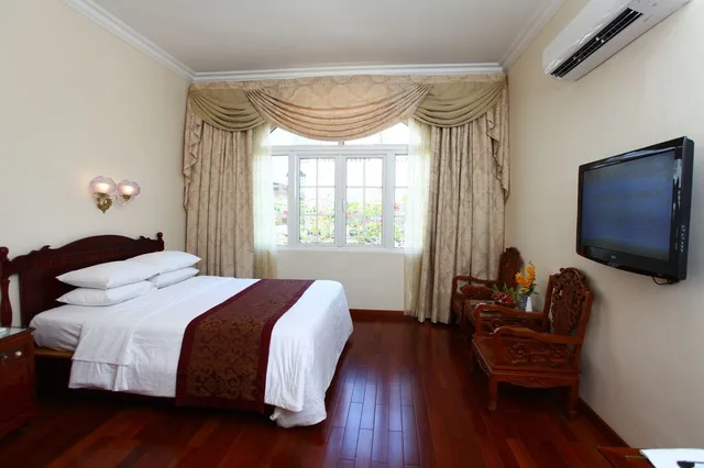 غرفة ديلوكس بسرير مزدوج بإطلالة على الحديقة، Continental Saigon 2/2